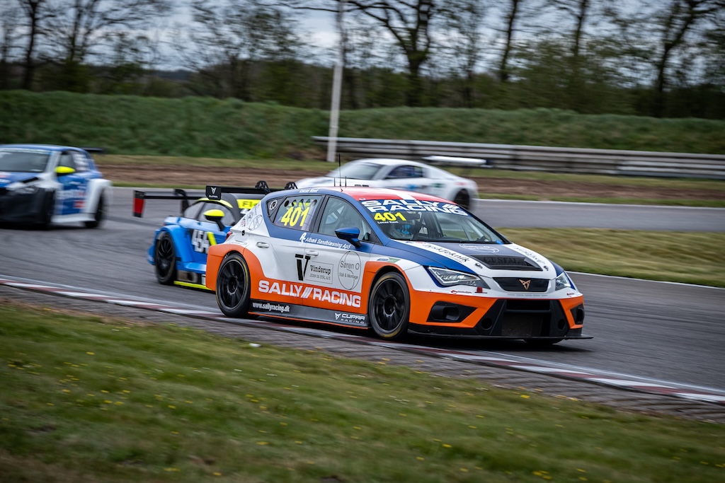 Sally Racings Cupra TCR (#401) og ST Competitions Mitjetracer (#454) ligger á point i division 4 inden finaleweekenden.
(Foto: Grippo)